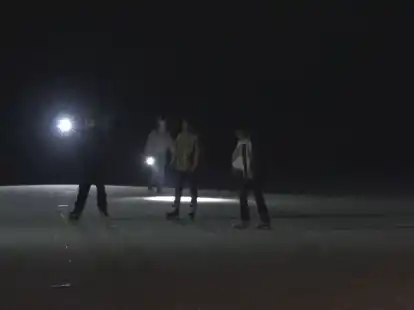 Teilweise mit LED-Leuchten waren die Schlittschuhl&auml;ufer am Abend auf den Eisfl&auml;chen im Landkreis Leer unterwegs.