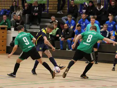 Ihre Gegner auf dem Hallenboden ausbremsen wollen die Kicker des FSV Jever (in Grün) auch in diesem Jahr beim Jever-Fun-Cup.