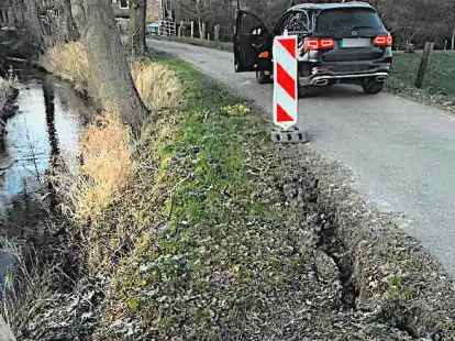 Die Stra&szlig;e Auf dem M&uuml;hlenkamp in Elmeloh ist zurzeit in einem Teilbereich gesperrt, weil die B&ouml;schung in die Welse abzurutschen droht.