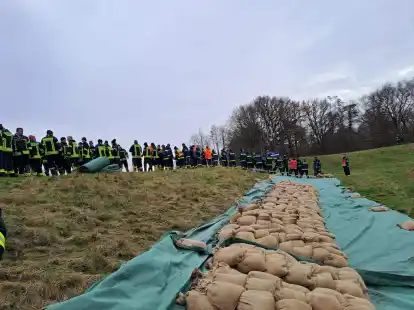 Auch Ehrenamtliche aus der Samtgemeinde Esens waren bei den Hochwassergebieten in Niedersachsen im Einsatz und verbrachten dort Neujahr.