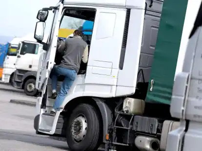 Den ganzen Tag hinterm Steuer: Berufskraftfahrer k&ouml;nnen mit einfachen &Uuml;bungen in den Pausen Muskeln und Gelenke kr&auml;ftigen.