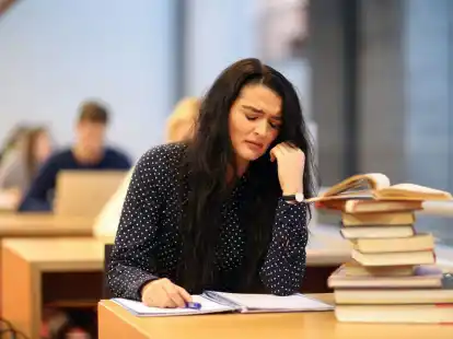 Viel auf dem Schreibtisch: Wer mitten im Bachelor oder Master die Hochschule wechseln will, muss sich um einiges k&uuml;mmern, etwa um die Anerkennung der bisherigen Leistungen.