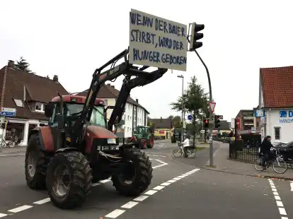 Am Montag protestierten die Bauern mit ihren Treckern auf zahlreichen Stra&szlig;en. 