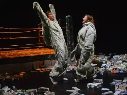 Simon Ahlborn und Anne Weise spielen ein Ehepaar, das sein Kind vor den Grausamkeiten der Au&szlig;enwelt zu sch&uuml;tzen versucht - ein dauerhafter Kampf, der durch den Boxring symbolisiert wird.