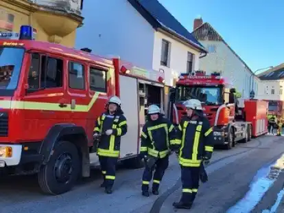 Feuerwehrleute im Einsatz. Zur Sicherung der Einsatzf&auml;higkeit der Wehren gibt es das F&ouml;rderprogramm f&uuml;r F&uuml;hrerscheine.