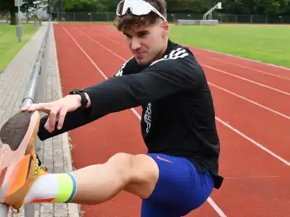 Hoher Verschleiß: Rund 600 Kilometer reißt Felix Ebel im Monat ab. Klar, dass er häufig neue Laufschuhe benötigt. Auf diesem Foto vom letzten Herbst trainiert er auf dem Sportplatz des Johannes-Althusis-Gymnasiums in Emden.