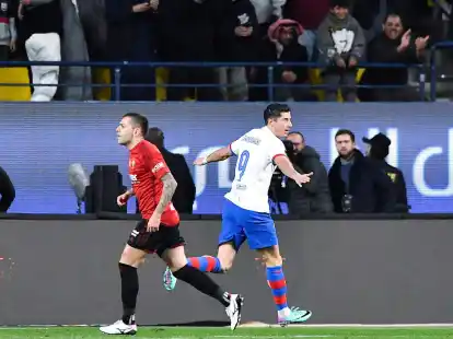 Brachte Barcelona gegen Osasuna in F&uuml;hrung: Robert Lewandowski (r).