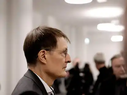 Bundesgesundheitsminister Karl Lauterbach will die Finanzierung hom&ouml;opathischer Behandlungen durch gesetzliche Kassen streichen - damit st&ouml;&szlig;t er auf teils heftige Kritik.