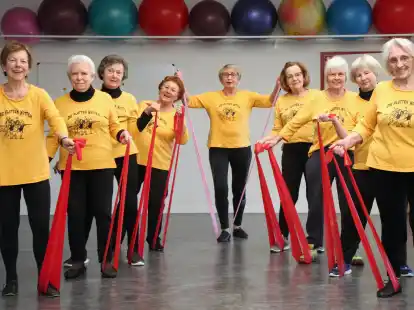 Brigitta Bosse (Mitte) leitet seit 25 Jahren ihre Gymnastikgruppe die &bdquo;Flotten Motten&ldquo; an.