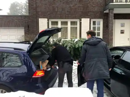 Ermittler der Polizei vor dem Wohnhaus der Unternehmerin Christina Block.