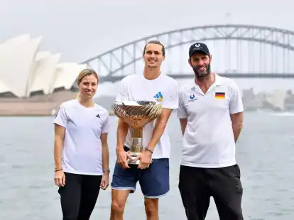 Hoffen auf ein erfolgreiches Jahr: Angelique Kerber (l-r) und Alexander Zverev neben Torben Beltz, Kapit&auml;n des Teams Deutschland beim United Cup.