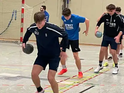 Eine gemeinsame Trainingseinheit bestritten Hand- und Fußballer der JSG Wilhelmshaven.