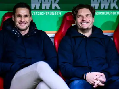 BVB-Sportdirektor Sebastian Kehl (l) und Trainer Edin Terzic hoffen auf einen erfolgreichen Start ins neue Jahr.