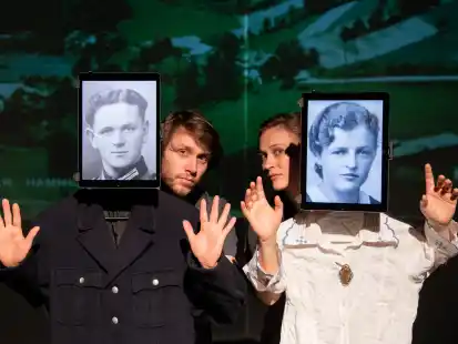 Aus Freiburg f&uuml;r ein Gastspiel nach Oldenburg: Das Geschwisterpaar Carla und Leon Wierer vom Cargo Theater zeigt das St&uuml;ck &bdquo;B&ouml;hmische D&ouml;rfer&ldquo;, in dem sie sich mit ihrem Gro&szlig;vater, den sie nur von einem Foto kennen, auseinandersetzen.