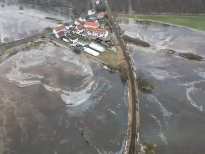 &Uuml;berschwemmt und anschlie&szlig;end gefroren: Eine Bahnstrecke bei Nidderau-Eichen in Hessen.