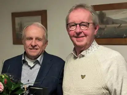 Nach 14 Jahren Wechsel im Vorsitz des Chores C&auml;cilia H&ouml;ltinghausen: Werner Bl&ouml;mer (rechts) l&ouml;st Georg Albers ab.