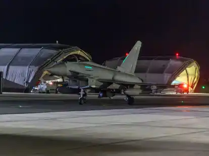 Ein RAF Typhoon-Flugzeug kehrt nach einem Angriff auf Ziele im Jemen zum St&uuml;tzpunkt Royal Air Force Akrotiri auf Zypern zur&uuml;ck.