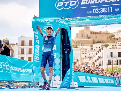 Hat wie hier auf Ibiza immer wieder Grund zum Jubeln: Anne Haug.