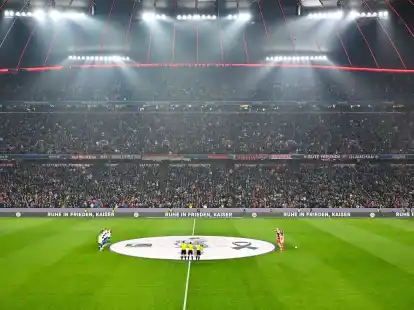 Vor dem Spiel wurde eine Schweigeminute f&uuml;r Franz Beckenbauer abgehalten.