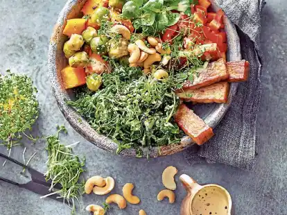 Wenig Kohlenhydrate verspricht die bunte Bowl mit Ofengem&uuml;se und frischen Gr&uuml;nkohlbl&auml;ttern.