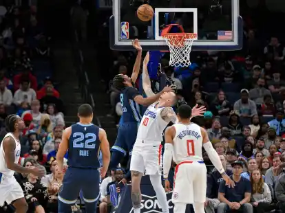 Daniel Theis (2.v.r.) versucht, einen Wurf von Ziaire Williams zu verteidigen.