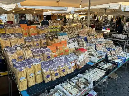 Markt in Rom:&nbsp;Verschiedene Nudelsorten werden auf dem Campo de' Fiori angeboten.