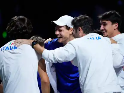 Der Weltranglisten-Vierte Jannik Sinner (M.) strebt in diesem Jahr seinen ersten Titel bei einem der vier Grand-Slam-Turniere an.