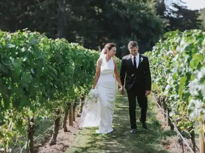 Die ehemalige neuseel&auml;ndische Premierministerin Jacinda Ardern mit ihrem Ehemann Clarke Gayford bei ihrer Hochzeit auf dem Weingut Craggy Range in Hawke's Bay.