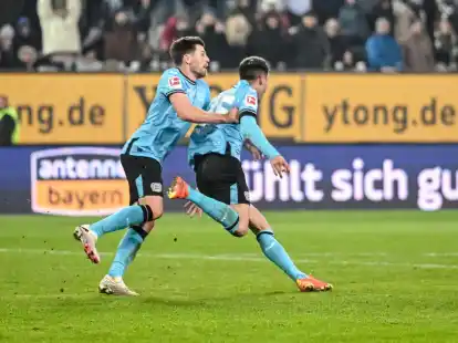Leverkusens Matchwinner in Augsburg: Exequiel Palacios (r).