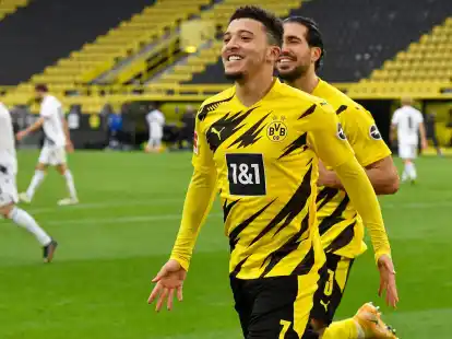 Dortmund-R&uuml;ckkehrer Jadon Sancho sitzt beim Spiel in Darmstadt zun&auml;chst auf der Bank.