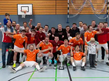 Haben sich wieder den Titel bei den Ammerländer Hallenmeisterschaften geschnappt: die Kreisliga-Fußballer des SVE Wiefelstede.