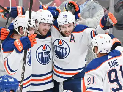 Leon Draisaitl (2.v.r.) von den Edmonton Oilers jubelt mit seinen Teamkollegen nach seinem Treffer.