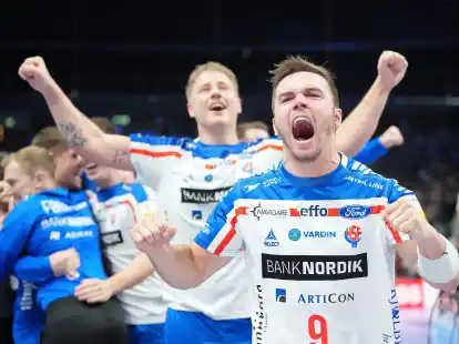 Roi Berg Hansen (r) und Teis Horn Rasmussen bejubeln nach Spielende das Unentschieden wie einen Sieg.