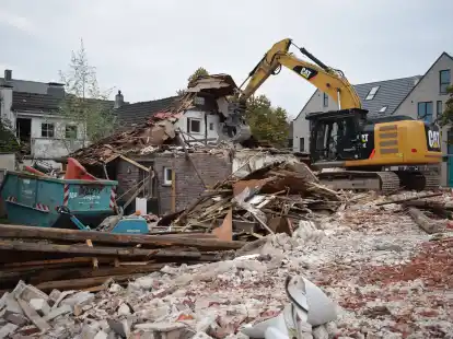 Wie hier in der M&uuml;hlenstra&szlig;e im Jahr 2021 in Jever geht auch in Wilhelmshaven ein Abriss dem Neubau der Volksbank voraus.