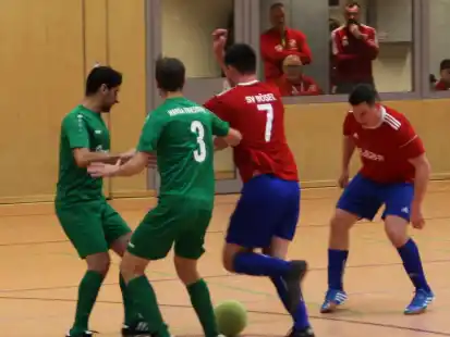 Die Trainer zweier hochspielender 1. Herren-Teams können es auch selbst noch: Hammad El-Arab (links) und Dennis Bley (rechts) zeigten unter anderem im Spiel Hansa Friesoythe (in Grün) gegen SV Bösel (in Rot-Blau) ihr Können.