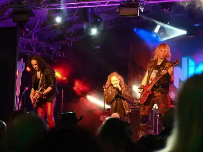 Machten mit Heavy-Glam-Metal beim siebten Kuhzifest in Hinte den Anfang: die Band Night Laser aus Hamburg.