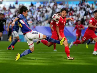 Junya Ito (l) setzte sich mit seiner Mannschaft im Asien-Cup gegen Vietnam durch.