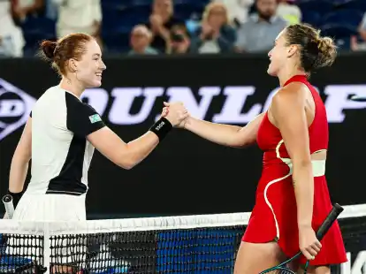 Ella Seidel (l) musste sich in Melbourne gegen Titelverteidigerin Aryna Sabalenka geschlagen geben.
