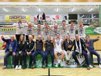 Feierten mit ihren Fans: Die Faustballer des TV Brettorf gewannen beim Champions Cup in Österreich die Bronzemedaille.