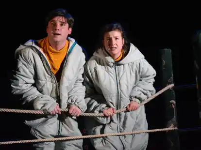 &bdquo;Mann&ldquo; (Simon Ahlborn) und &bdquo;Frau&ldquo; (Anne Weise) verstrickt in die Rolle des Elternseins - richten einen Hilfeschrei an die Welt.