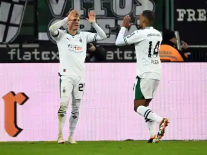 Borussia M&ouml;nchengladbach um Torsch&uuml;tze Robin Hack (l) hat dem VfB Stuttgart einen D&auml;mpfer zum Jahresanfang verpasst.