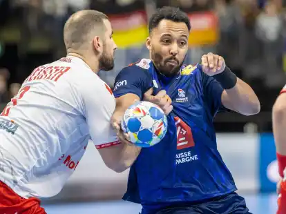 Lucas Meister (l) aus der Schweiz verteidigt gegen Frankreichs Timothey N'Guessan.