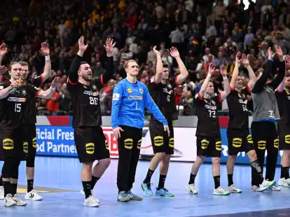 Die Deutsche Mannschaft feiert nach dem Sieg den Einzug in die EM-Hauptrunde.