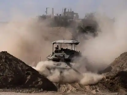 Israels F&uuml;hrung setzt den Gaza-Krieg ungeachtet zunehmenden Drucks aus dem In- und Ausland fort. Bisher seien etwa 9000 Terroristen der Hamas und anderer Terrorgruppen &laquo;eliminiert&raquo; worden.