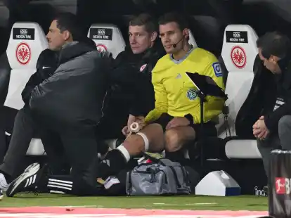 Schiedsrichter Felix Brych hofft nach seinem Kreuzbandriss auf eine R&uuml;ckkehr im Profifu&szlig;ball.