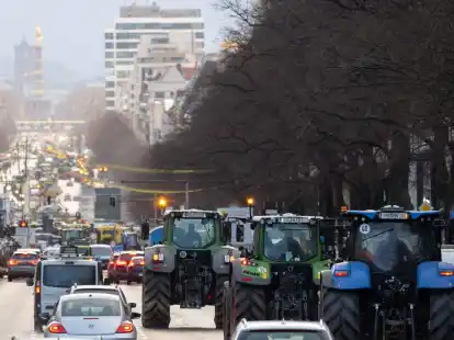 Zahlreiche Traktoren fahren am Morgen in Berlin &uuml;ber den Kaiserdamm in Richtung Siegess&auml;ule.