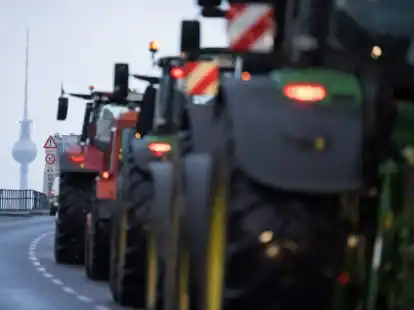 Traktoren fahren zu einer Protestdemonstration am Brandenburger Tor Richtung Innenstadt. Laut Polizei werden etwa 10.000 Teilnehmer und 5000 Fahrzeuge erwartet.