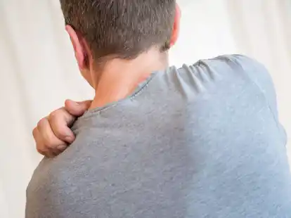 Bei trockener Haut und Juckreiz kann eine feuchtigkeitsspendende Hautcreme Linderung verschaffen.