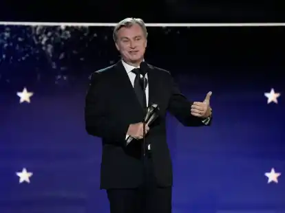 Regisseur Christopher Nolan mit dem  Preis f&uuml;r die beste Regie f&uuml;r &laquo;Oppenheimer&raquo; bei den Critics Choice Awards.