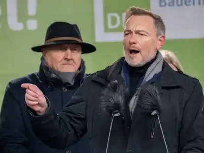 Konnte wegen des L&auml;rms erst nach einem beschwichtigenden Appell von Bauernpr&auml;sident Joachim&nbsp;Rukwied (l.) das Wort ergreifen: Christian Lindner.
